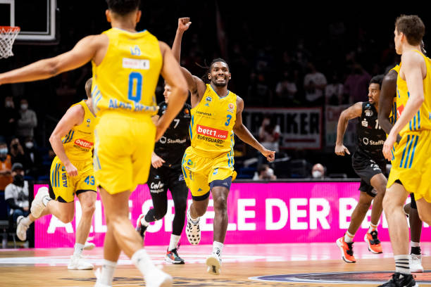 面带微笑主 面带微笑主